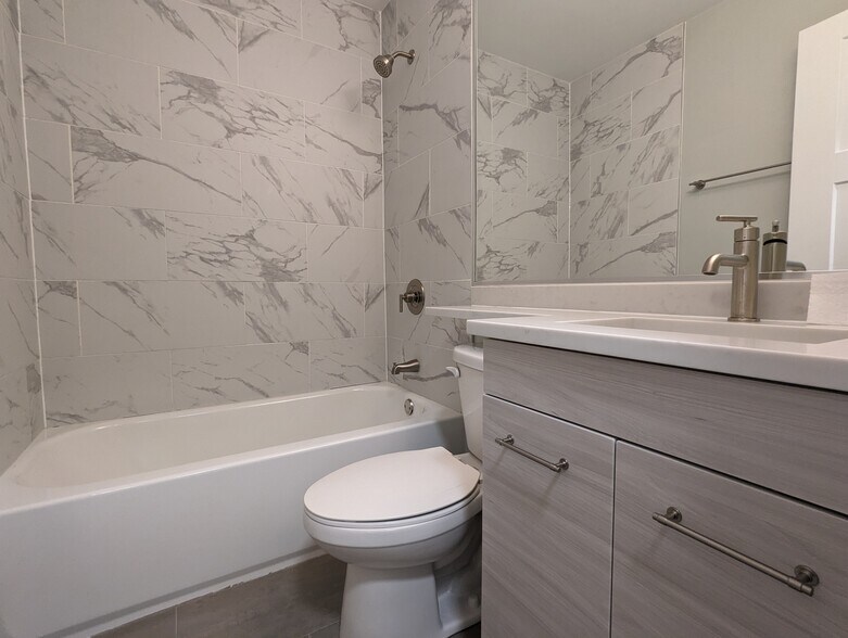 Building Photo - 456 W Barry Ave