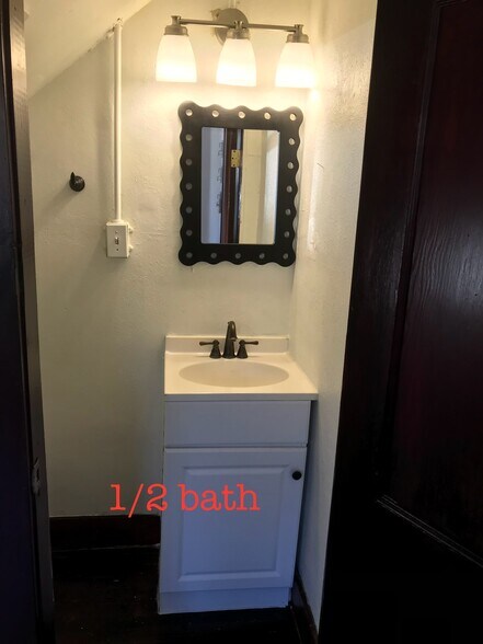 Building Photo - 994 Druid Rd E