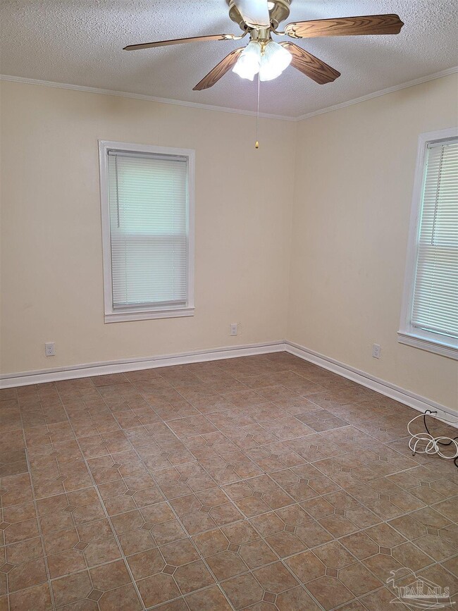 Building Photo - 4421 Bellview Ave