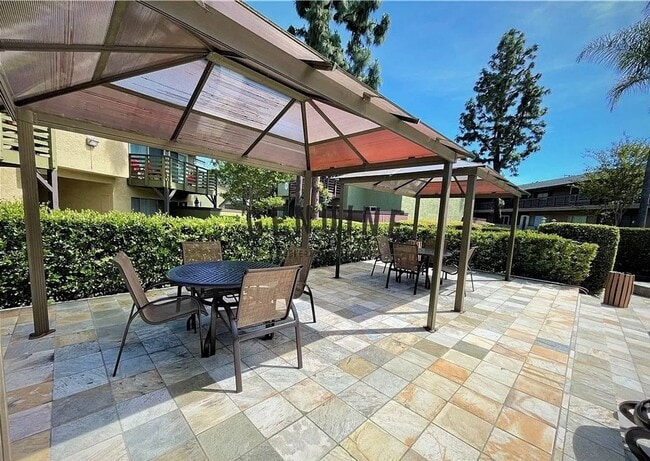 Building Photo - Beautiful 2 Bedroom in Creekside Villas!