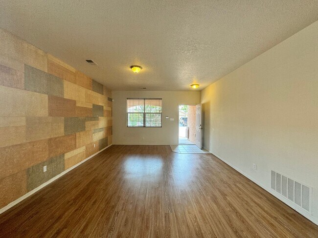 Building Photo - 4 bed 2.5 bath home in Huning Ranch