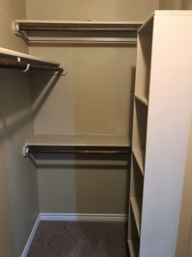 Building Photo - Beautiful 3 Bedroom, 2 Bath Duplex Near Cl...