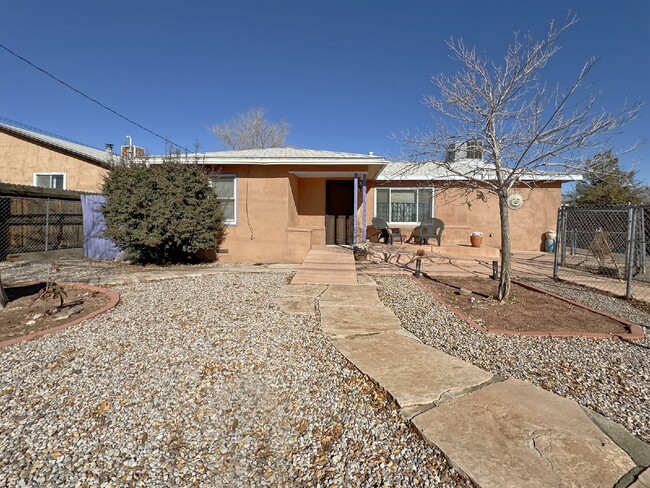 Primary Photo - Great Duplex in the Vinyard Area of ABQ!