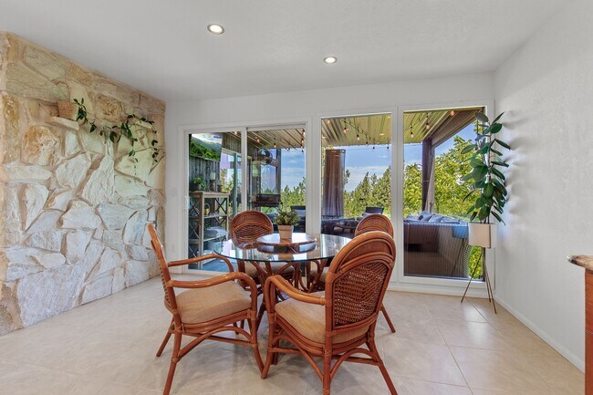 Building Photo - Beautifully Remodeled Execute Home - Parti...