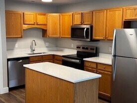 Building Photo - 922 Village Cir