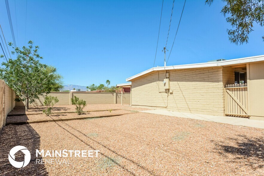 Building Photo - 1702 S Avenida Del Sol