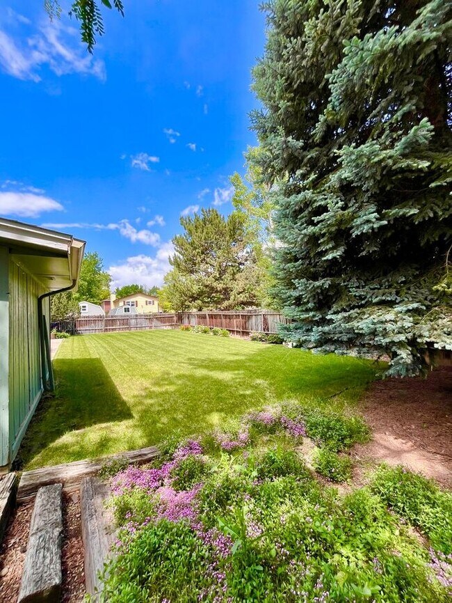 Building Photo - Spacious 4bed/ 3 bath Two Story with Finis...