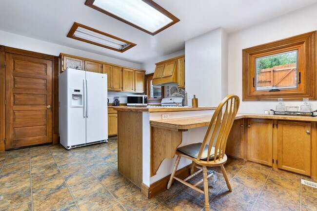 Building Photo - Charming Westside 4 Bedroom Home
