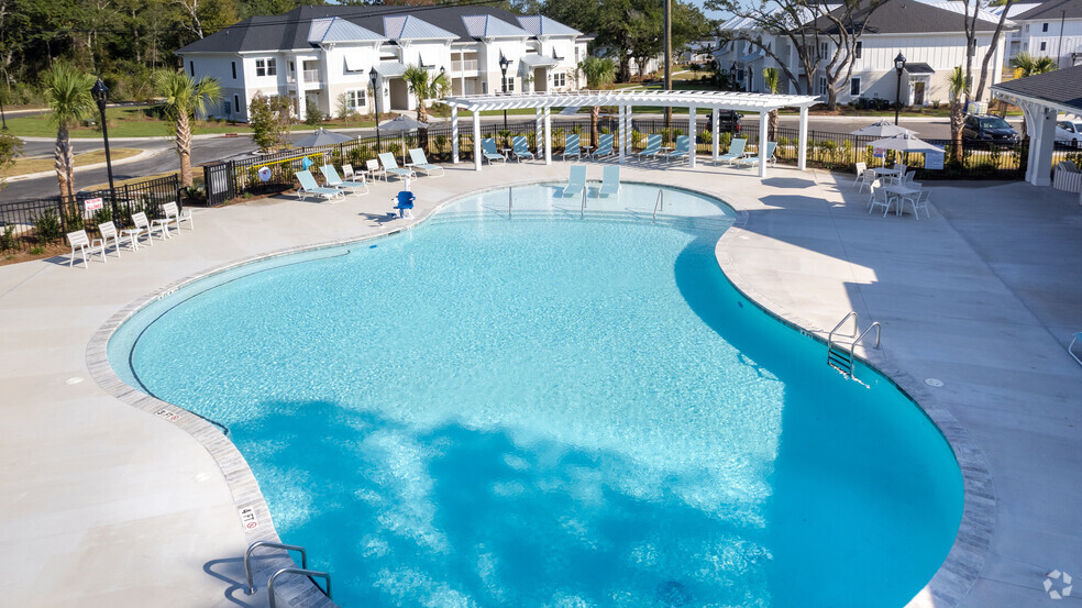 Pool Area - Beaumont Oaks at Porters Neck Apartments &...