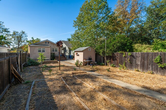 Building Photo - Adorable 3 Bedroom 2 Bath