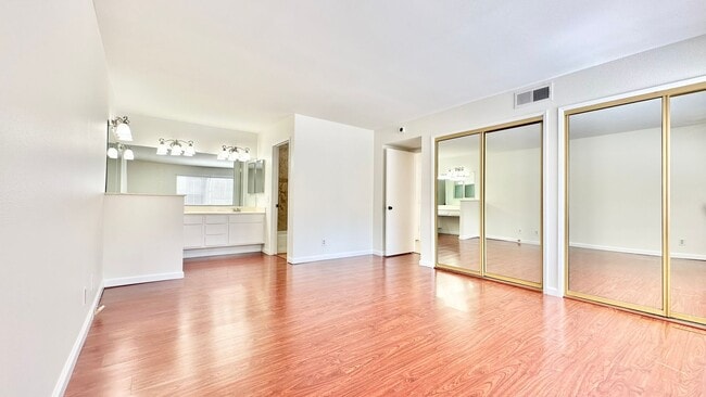 Building Photo - Lovely Downstairs, Entry Level Condo Unit with Garage and Private Yard Space in Downtown Fallbrook!