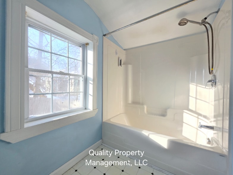 Building Photo - 208 Grove St