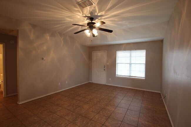 Building Photo - 2 Bedroom Duplex for Rent in Lindale!