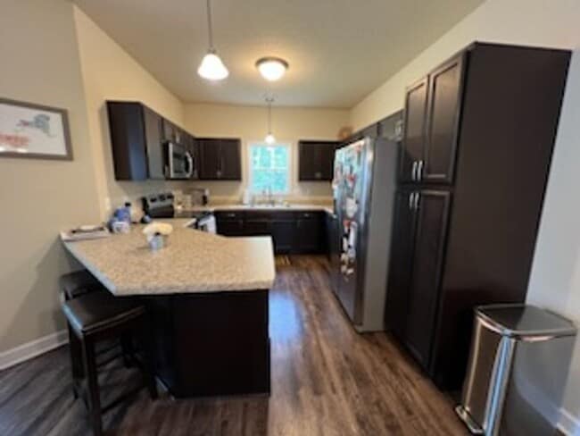 Building Photo - 3 bedroom 2 bathroom townhome in quiet neighborhood