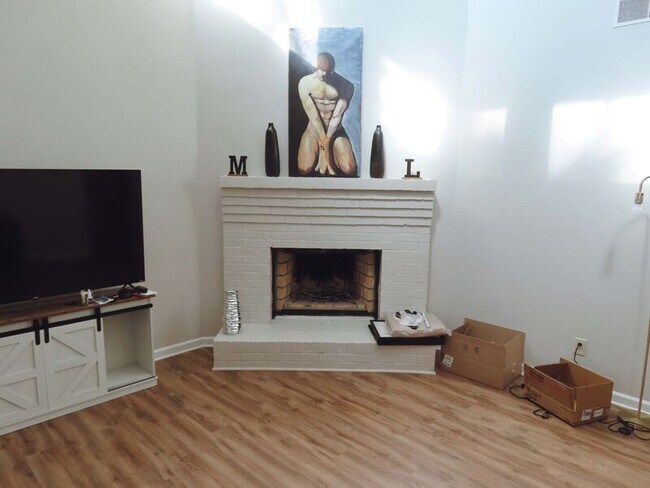 Building Photo - 402 Freeman Dr