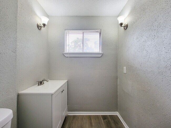 Building Photo - REMODELED 3 BEDROOM LEASE HOME WITH ALL THE UPGRADES THROUGHOUT. COME TAKE A LOOK AT THIS