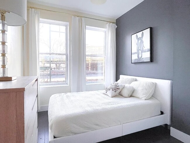 Building Photo - Furnished room/NOT APARTMENT