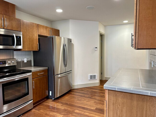 Building Photo - Enjoy pets and parking at this ideal townh...