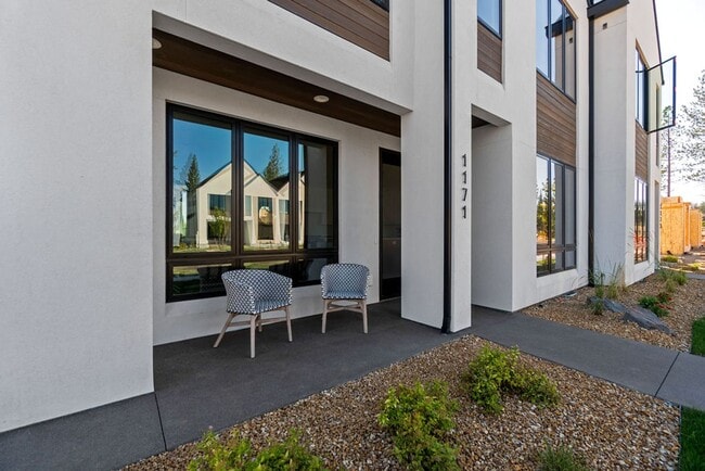 Building Photo - Exquisite Town home living: Bends desirabl...