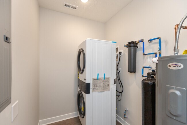 Building Photo - 225 N Hamilton Ave