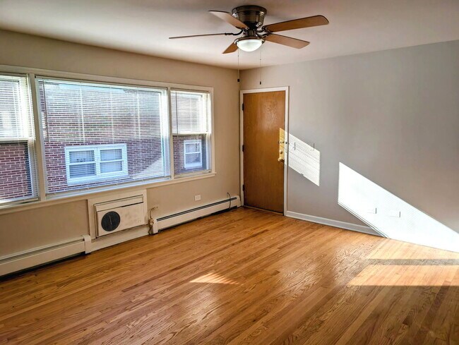 Building Photo - 5916 W Montrose Ave