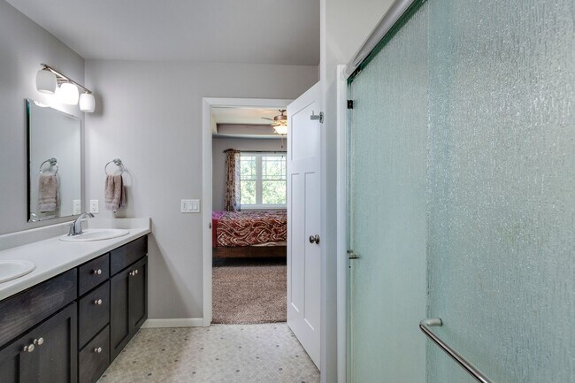 Building Photo - Professionally Managed Home in Convenient ...