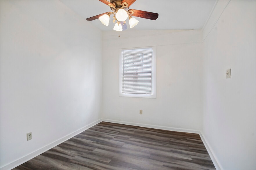 Final Room which is a non walk-through, typically used as a bedroom - 2617 Dante St
