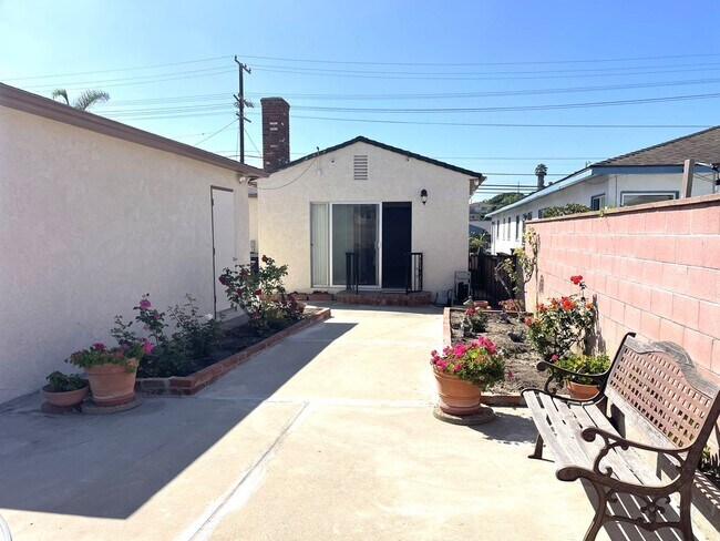 Building Photo - Charming 3-Bedroom Home with Modern Upgrad...