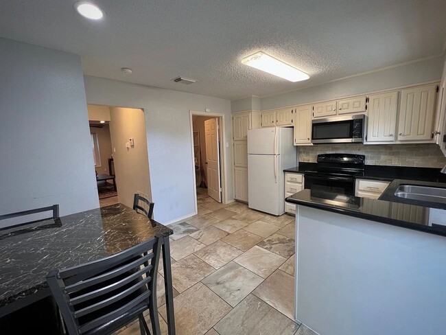 Building Photo - Updated condo at Cobblestone, closet to Campus!