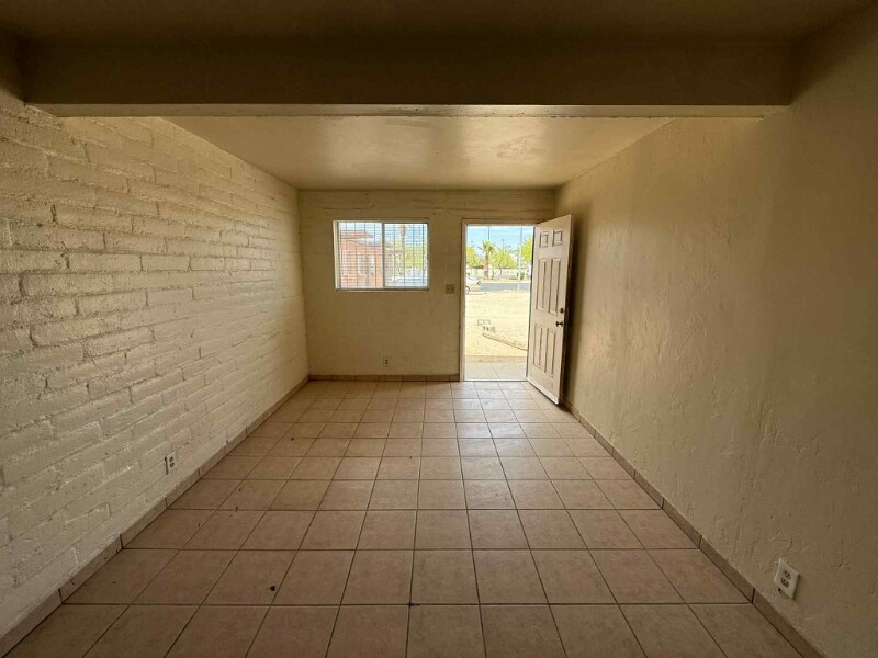 Building Photo - 705 W Irvington Rd