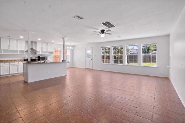 Building Photo - 5-bedroom, 3 bathrooms House for Rent