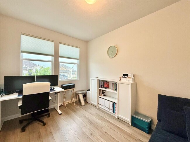Building Photo - 923 Palo Brea Lp