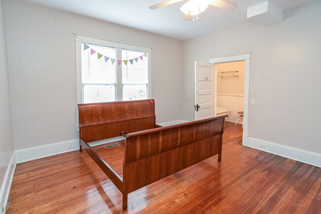 Building Photo - 602 Oak St NE