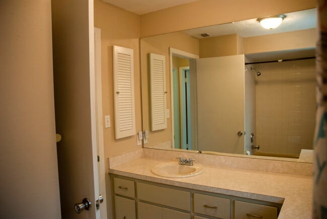 Building Photo - 3/Bedroom 3/Bath Tarpon Springs Home