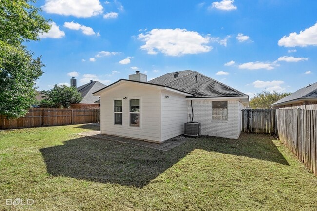 Building Photo - Check Out this 4 bed 2 bath