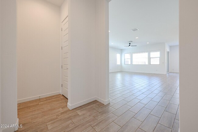 Building Photo - 7702 W Jackrabbit Ln