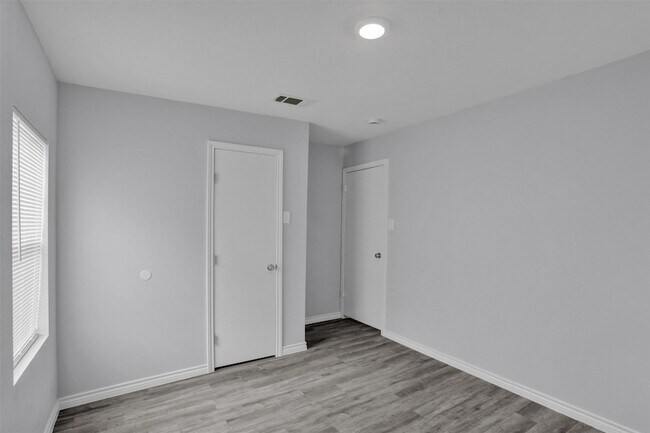 Building Photo - 219 Loma Dr