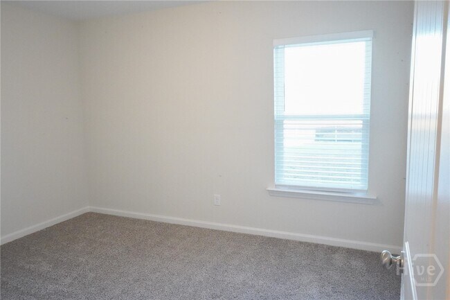 Building Photo - 270 Cromer St