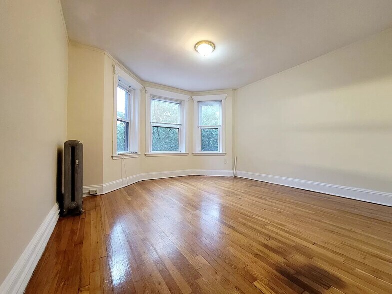 Building Photo - 376 Riverway