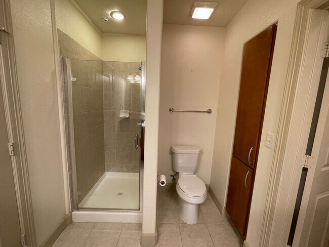 Building Photo - 2 Bedroom, 2 Bathroom Spacious Condo with ...