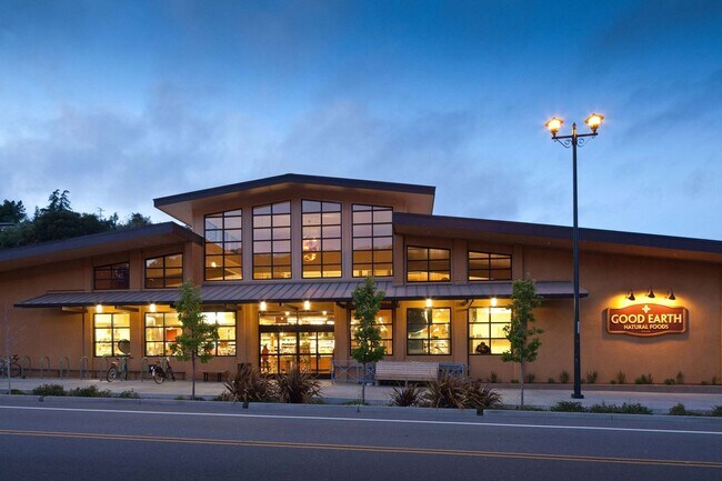 Building Photo - Terrific Fairfax Location**Washer/Dryer**Yard**Storage**Parking**