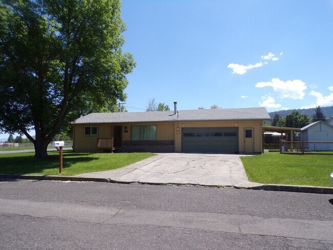 Primary Photo - 1108 E Ave