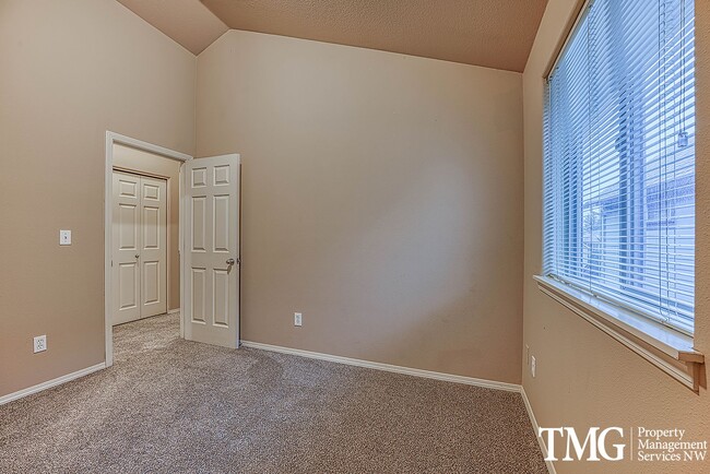 Building Photo - Gorgeous Four Bedroom Townhome in Hillsboro!