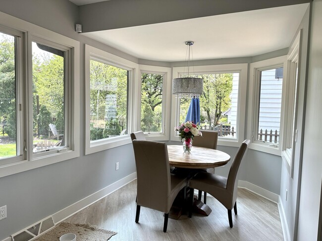 Building Photo - 4515 N Lake Dr