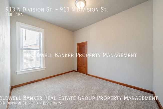 Building Photo - 913 N Division St