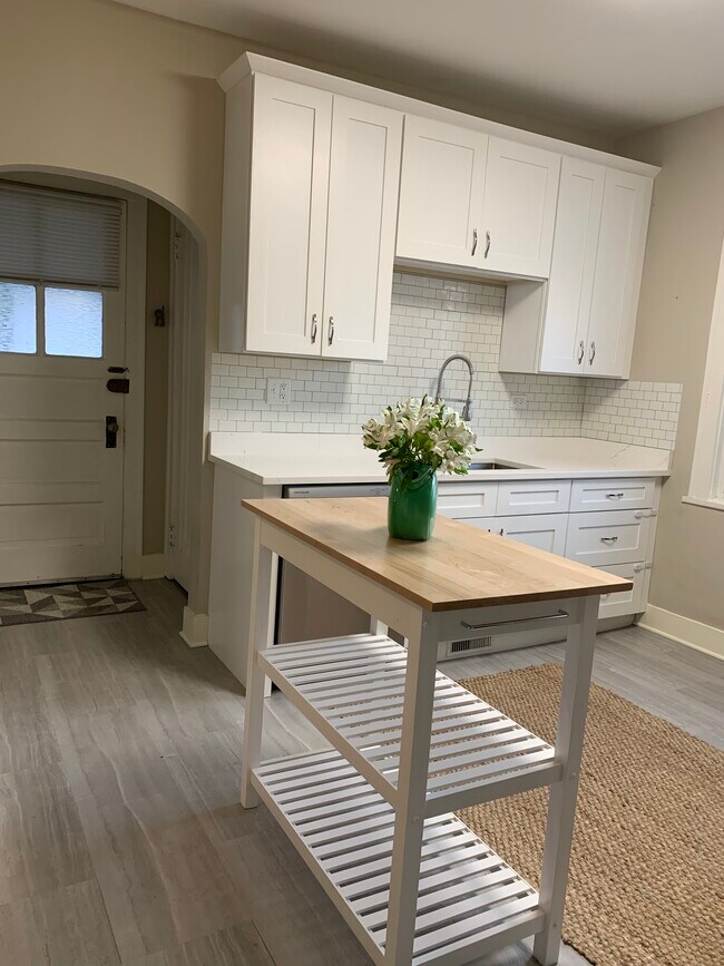 Building Photo - 910 Lake St