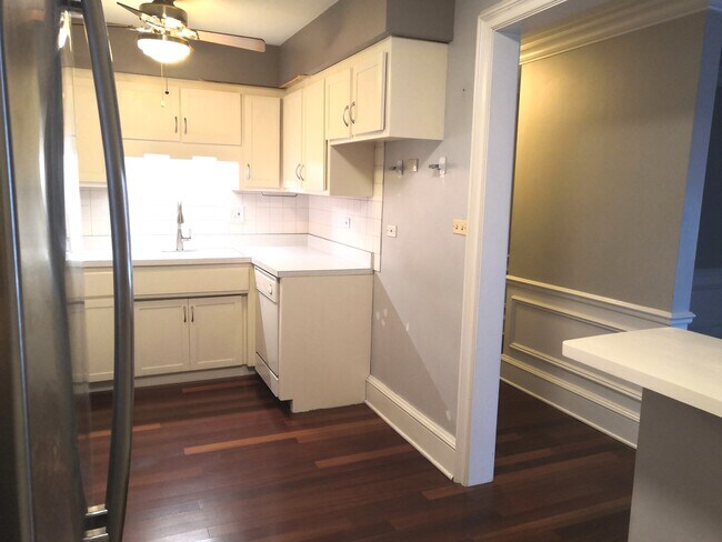 kitchen & hallway - 401 S Grove Ave