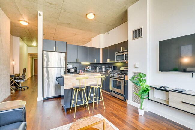 Building Photo - 235 W Van Buren St
