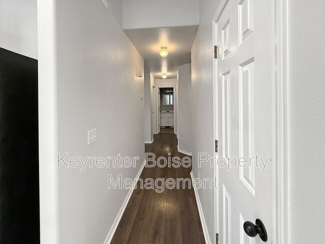 Building Photo - 105 N Chaparal St