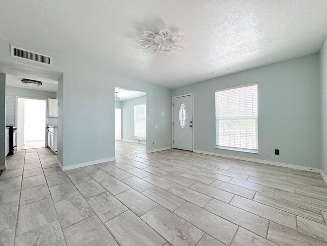 Building Photo - Northeast El Paso 4bed/3bath Refrig A/C w/...